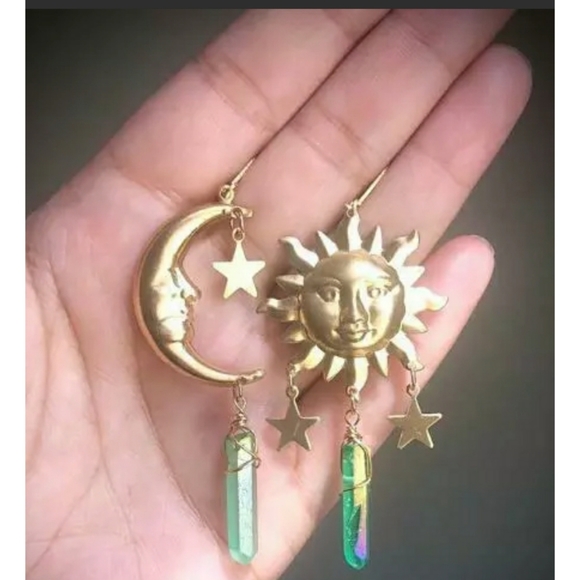 ❌SOLD❌Celestial Crystal Earrings Moon Sun NWT - Picture 4 of 4